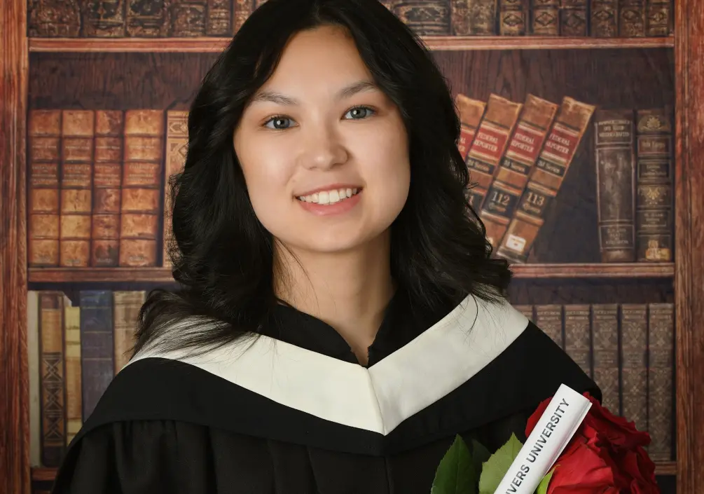 Abby obtient son diplôme universitaire.