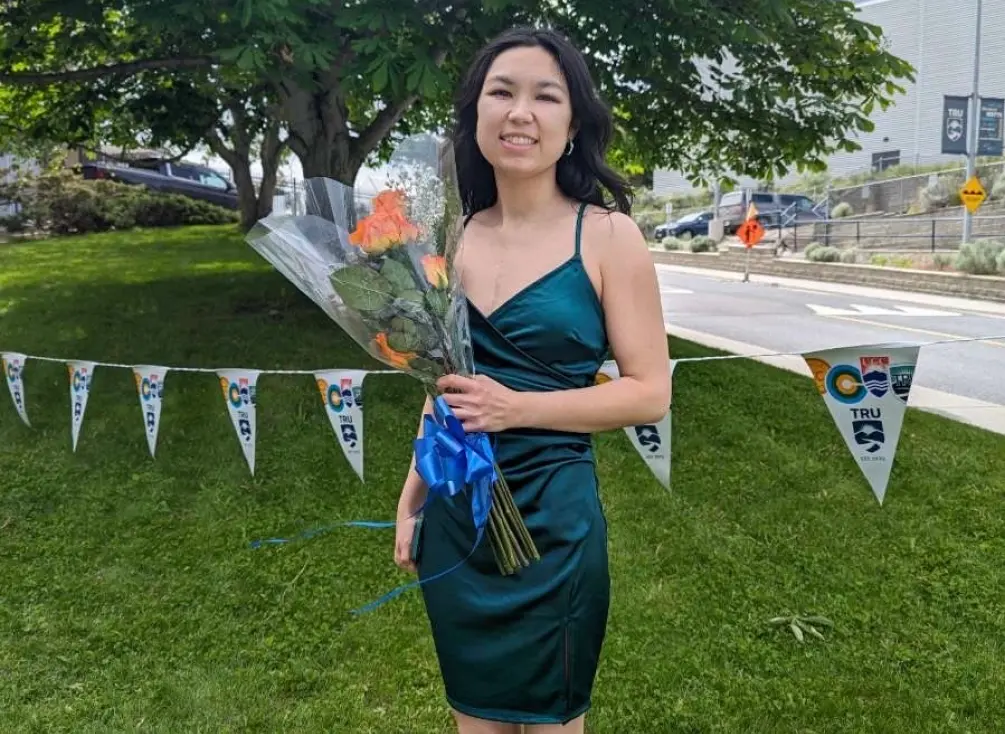 Abby reçoit le prix de l’élève ayant obtenu les meilleures notes à son école secondaire.