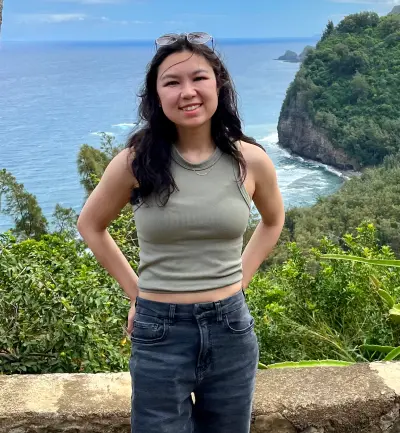 Abby profite du soleil lors de vacances familiales.