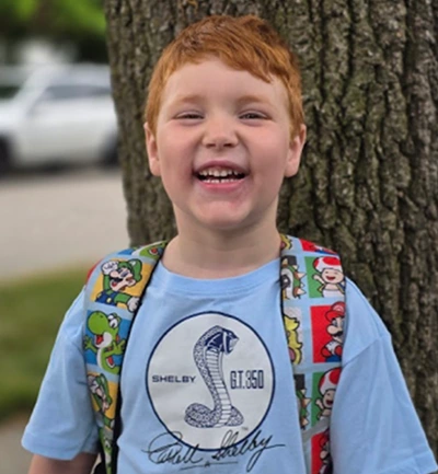 Charlie, ravi d’être de retour en classe avec ses amis.