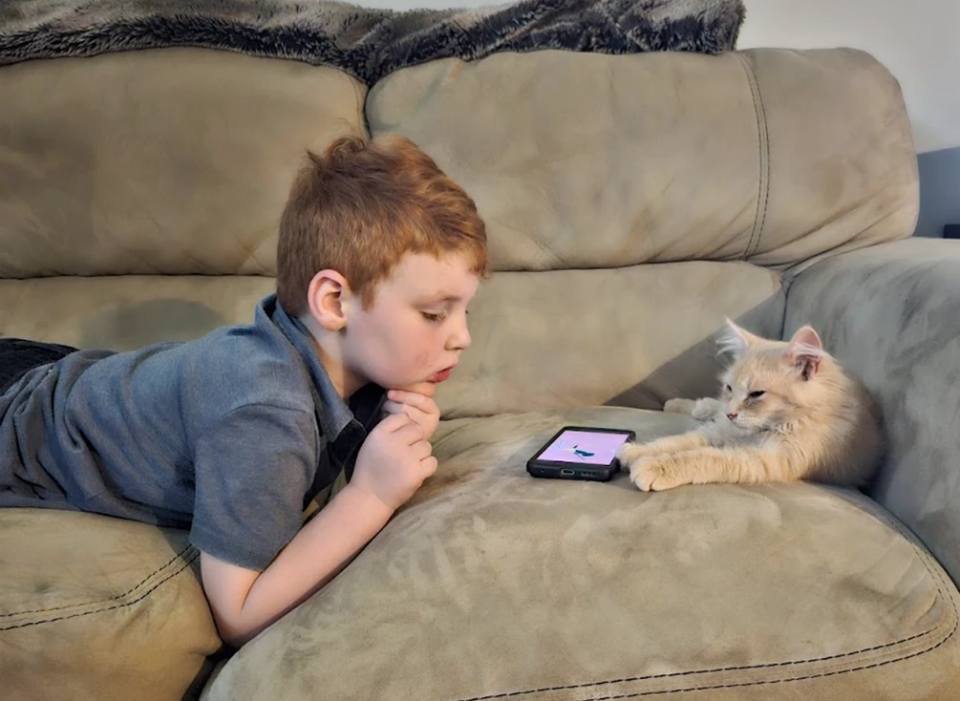 Charlie et son ami poilu se prélassent sur le sofa.
