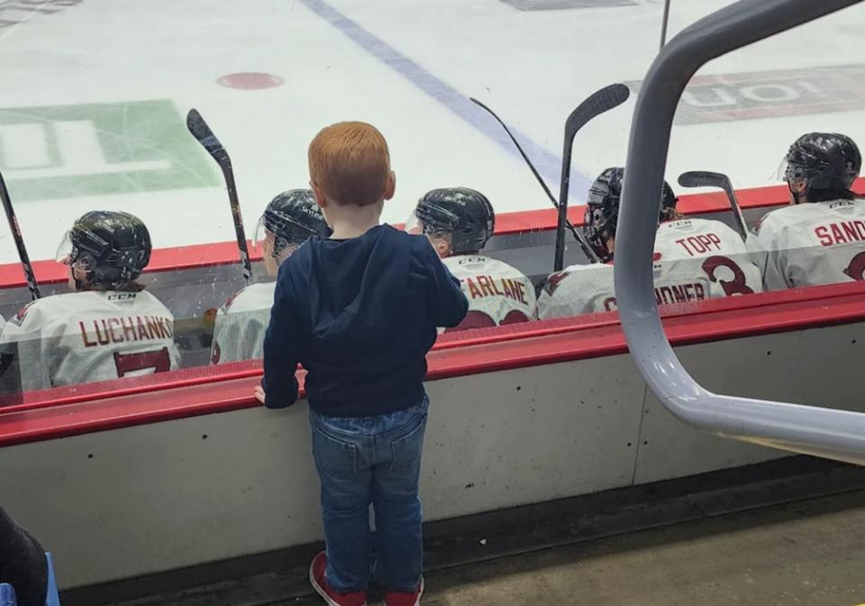 Charlie assiste pour la première fois à une partie de hockey.