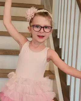 Charlotte chez elle, dansant dans l’escalier.