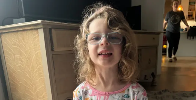 Charlotte chez elle à Edmonton.