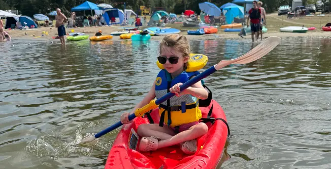 Charlotte qui fait du kayak sur un lac.