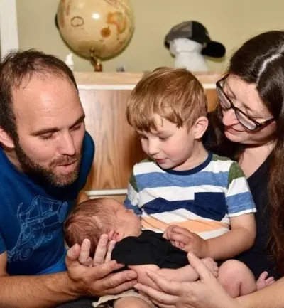 Logan heureux d’accueillir son petit frère.