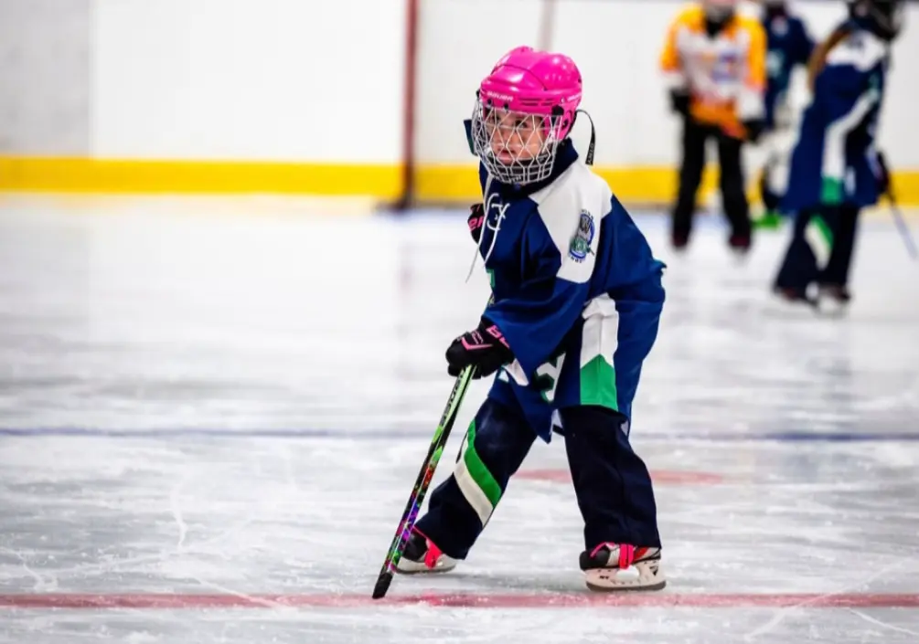 Natalie joue au hockey avec ses amies.