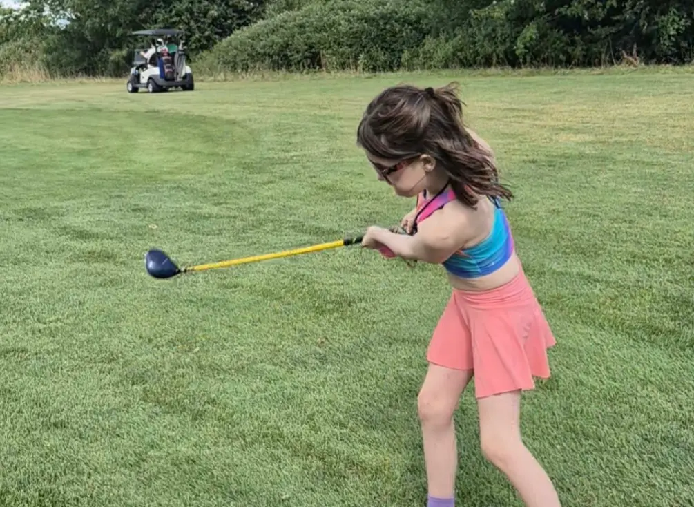 Natalie profite d’une belle journée sur le terrain de golf.