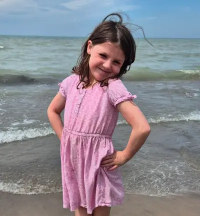 Natalie au soleil sur la plage.