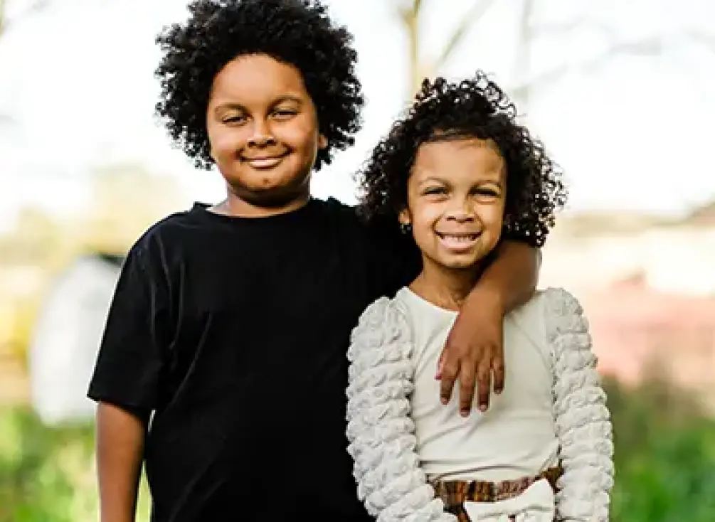 Nora et son frère jumeau, Koa.