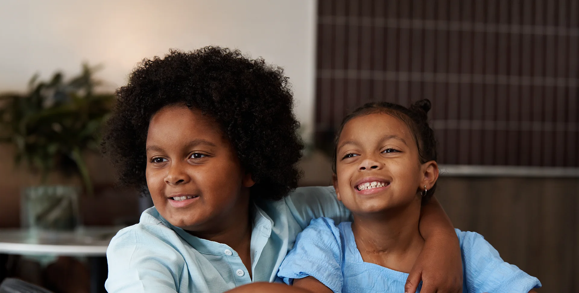 Nora et son frère jumeau, Koa.