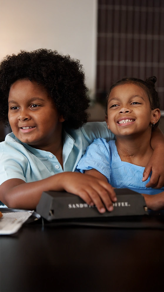 Nora et son frère jumeau, Koa.