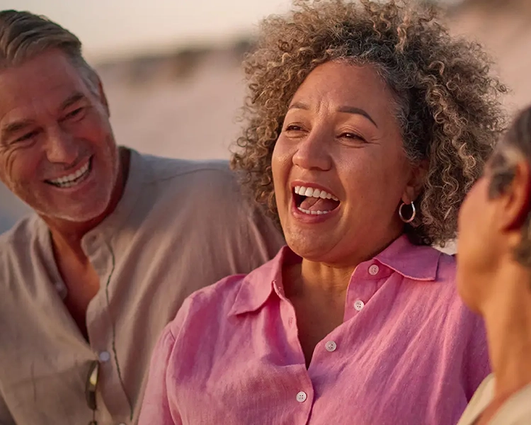 Un groupe de personnes souriantes qui ont du plaisir ensemble.