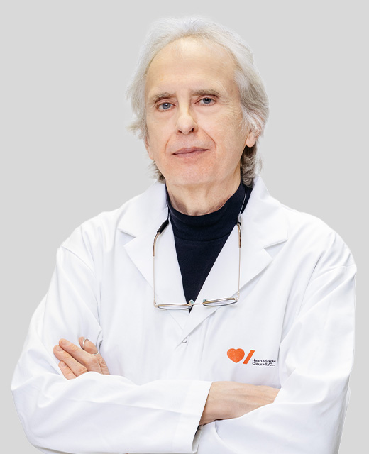Le Dr Robert Hegele, chercheur subventionné par Cœur + AVC, se tient debout, les bras croisés.