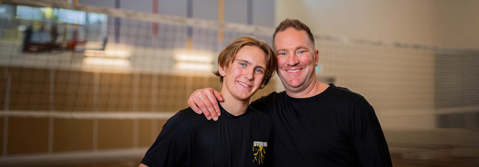 Père et fils, Mike et Max, sourient à la caméra.