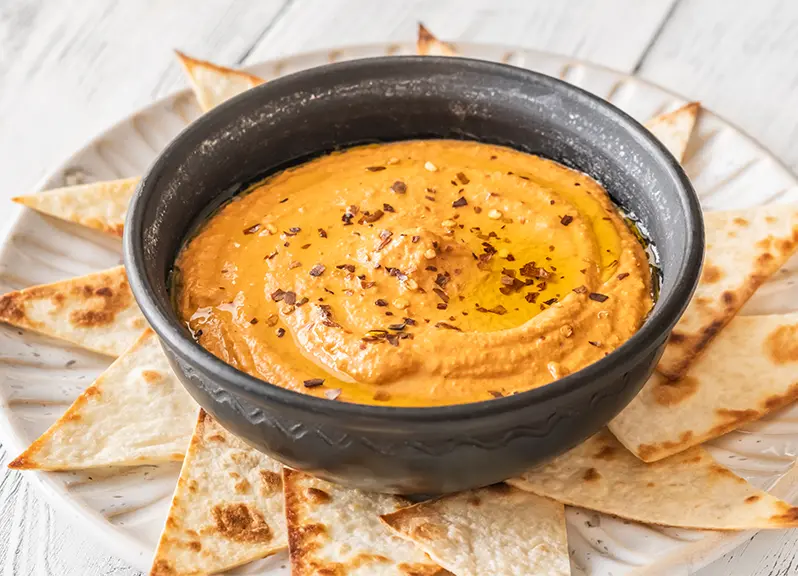 Croustilles de pita aux fines herbes et trempette de carottes rôties