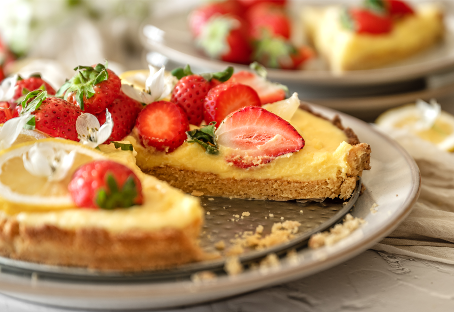 Tarte au citron garnie de fraises tranchées