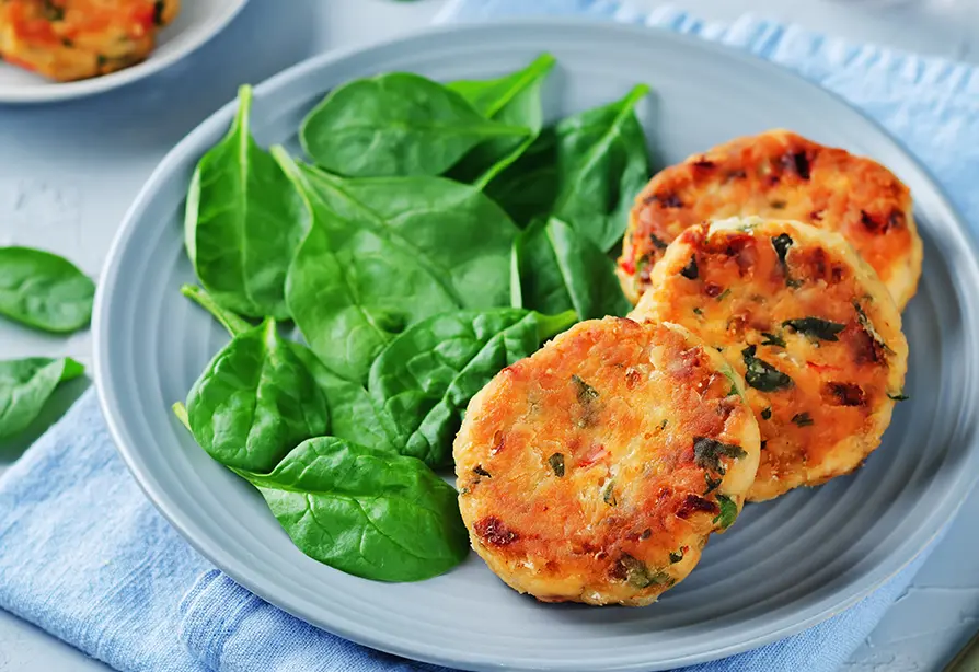 Galettes de saumon et épinards dans une assiette