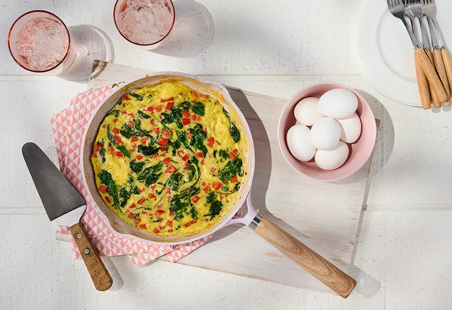 Frittata aux épinards servie dans une poêle