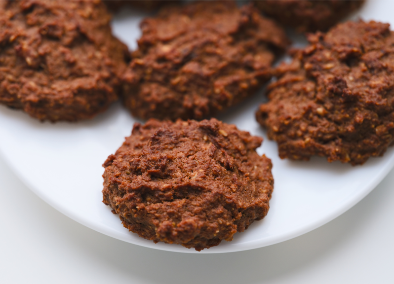 Des biscuits fondants au chocolat dans une assiette blanche. 