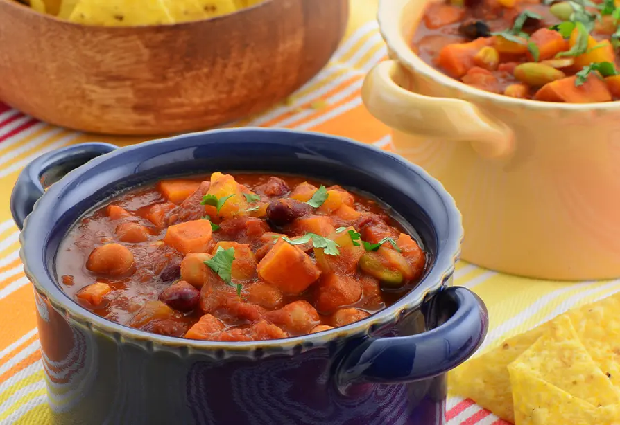 Une casserole de chili aux légumes.