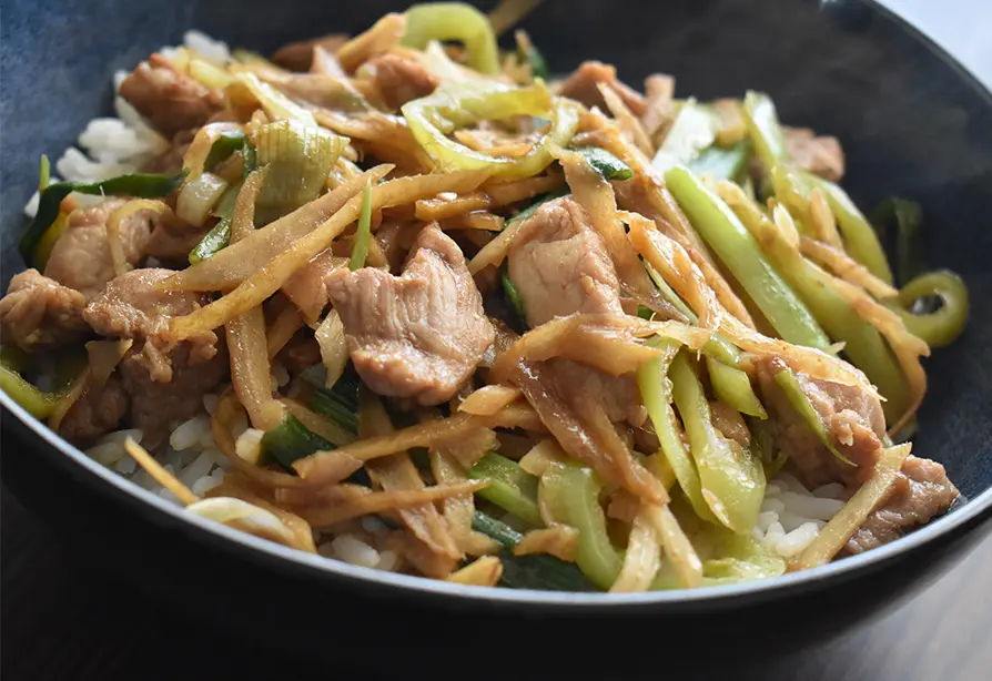 Sauté de porc aux poires dans un bol noir