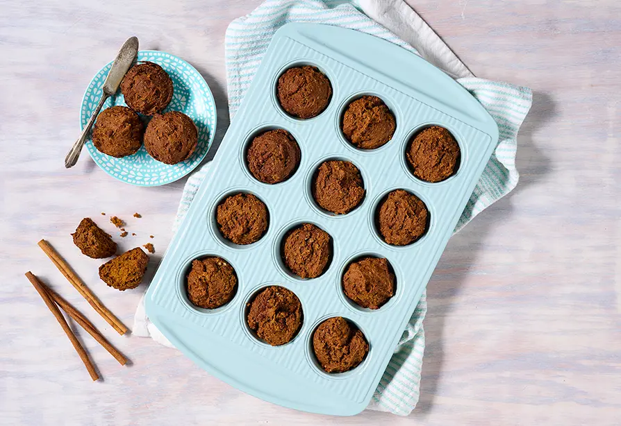 Des muffins à la citrouille dans un moule et une assiette