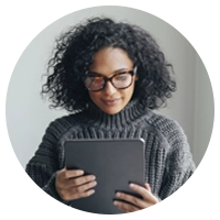  Une femme portant des lunettes regardant vers le bas.