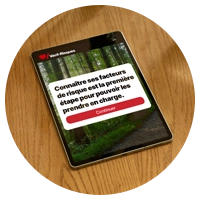 Une tablette affichant l'outil Risk Screen, avec une inscription sur l'écran indiquant Connaître ses facteurs de risque est la première étape pour pouvoir les prendre en charge.