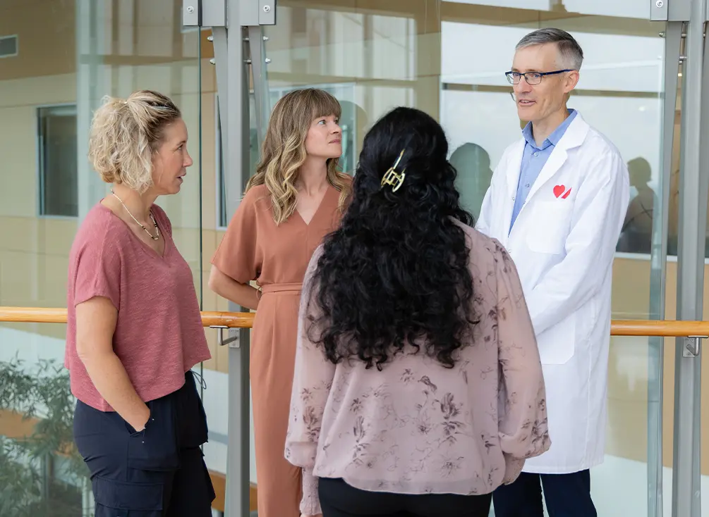 Le Dr Andrew Mackie parle avec Haima Kapoor, une personne atteinte d’une cardiopathie congénitale, l’infirmière Jody Gingrich et Alyssa Chappell.