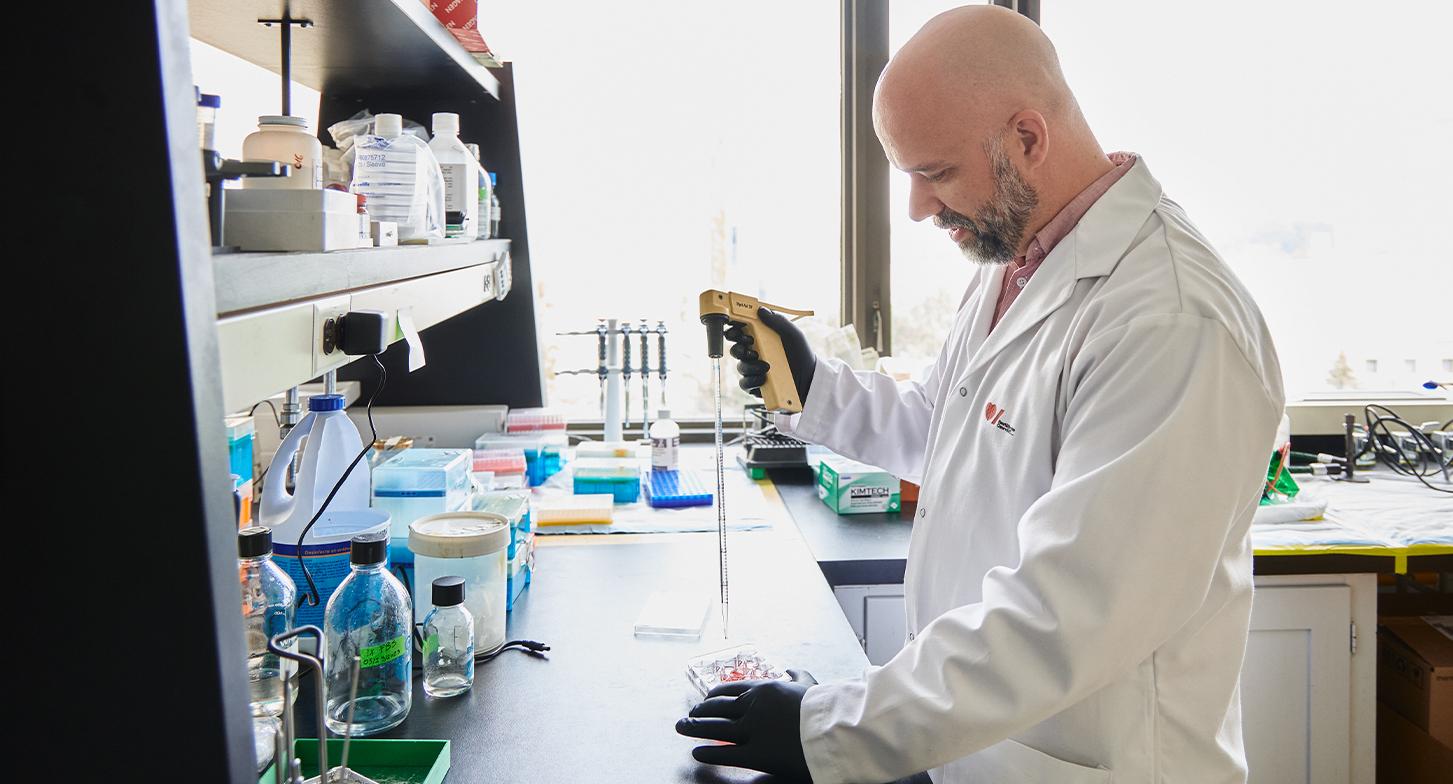 Bryan Heit effectue des tests dans son laboratoire