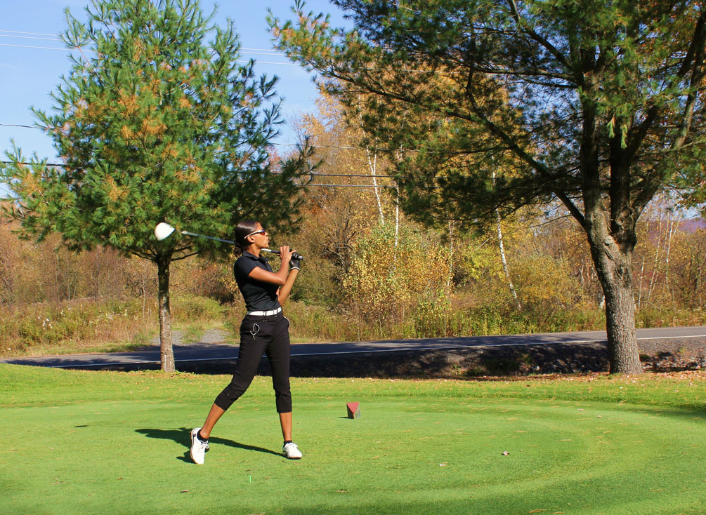 Caroline Lavallée regarde au loin après avoir frappé une balle de golf