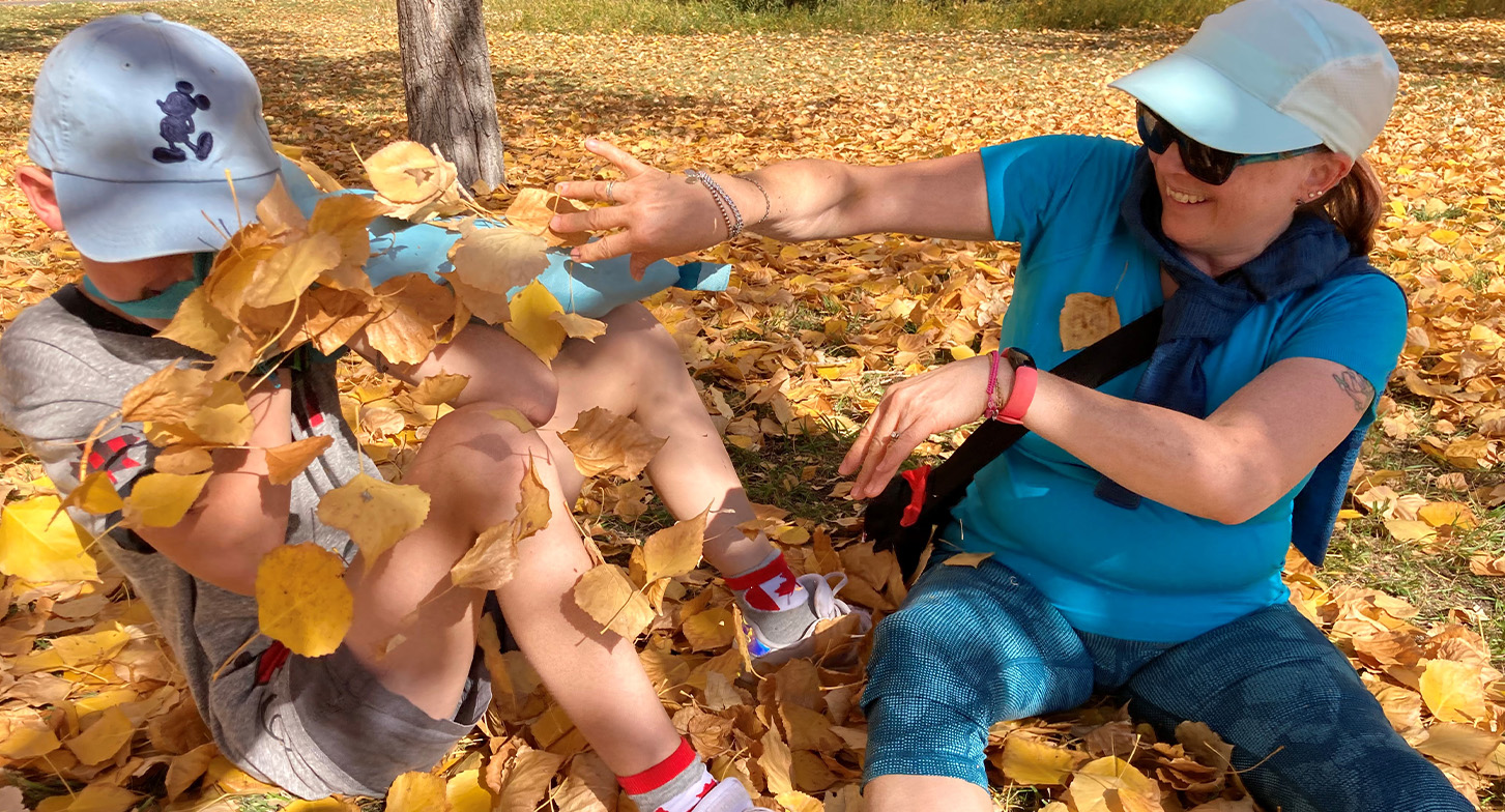 Christina s’amuse avec son fils.