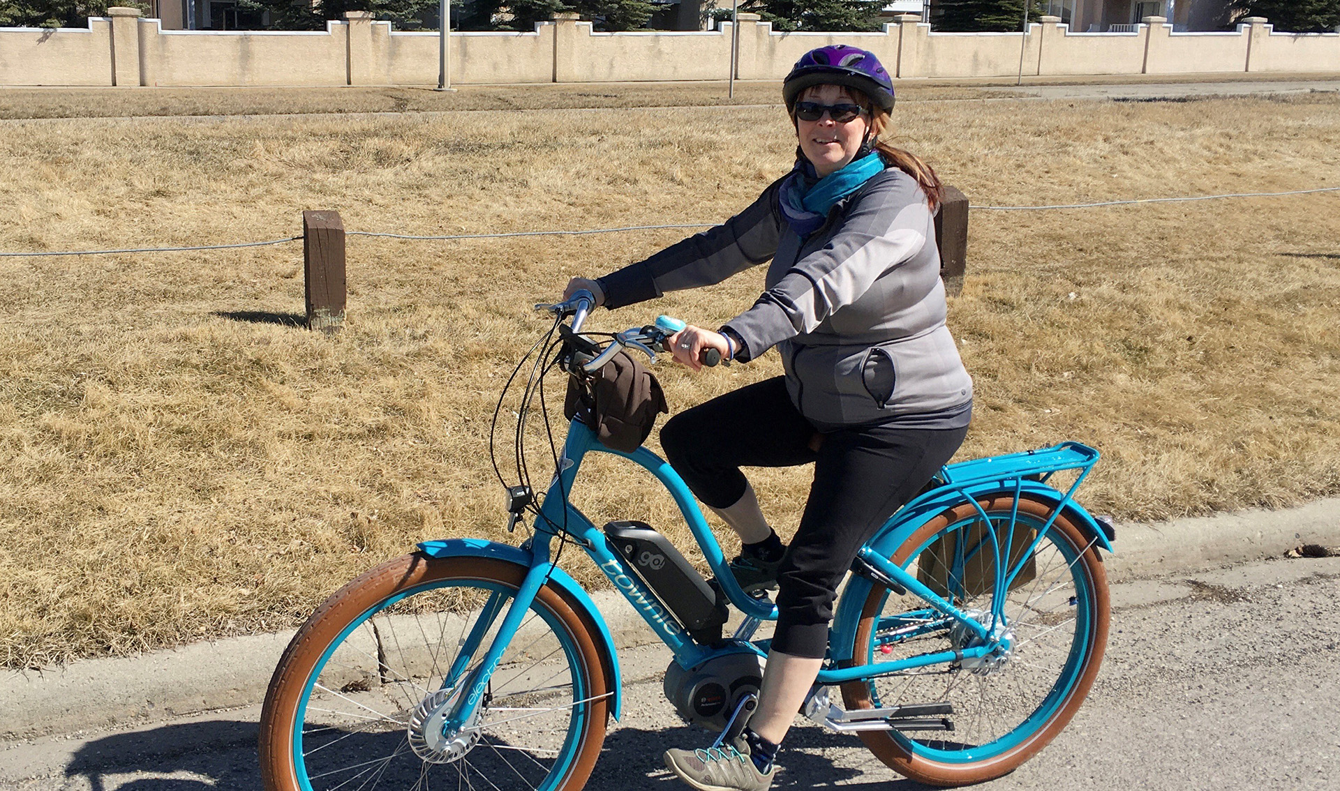 Christina, souriante, sur son vélo.