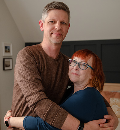 Christina enlaçant son mari, Sven.