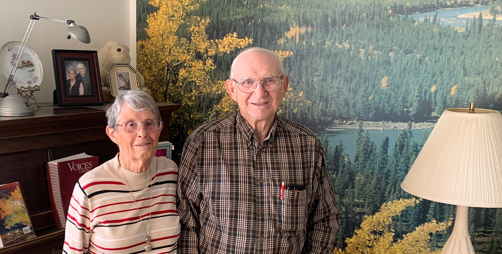 Carol et Barrie Clayton prennent la pose pour une photo à l’intérieur.