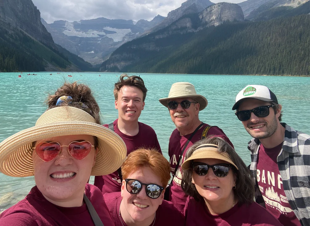 Courtney Chartrand et sa famille se tiennent devant un paysage 