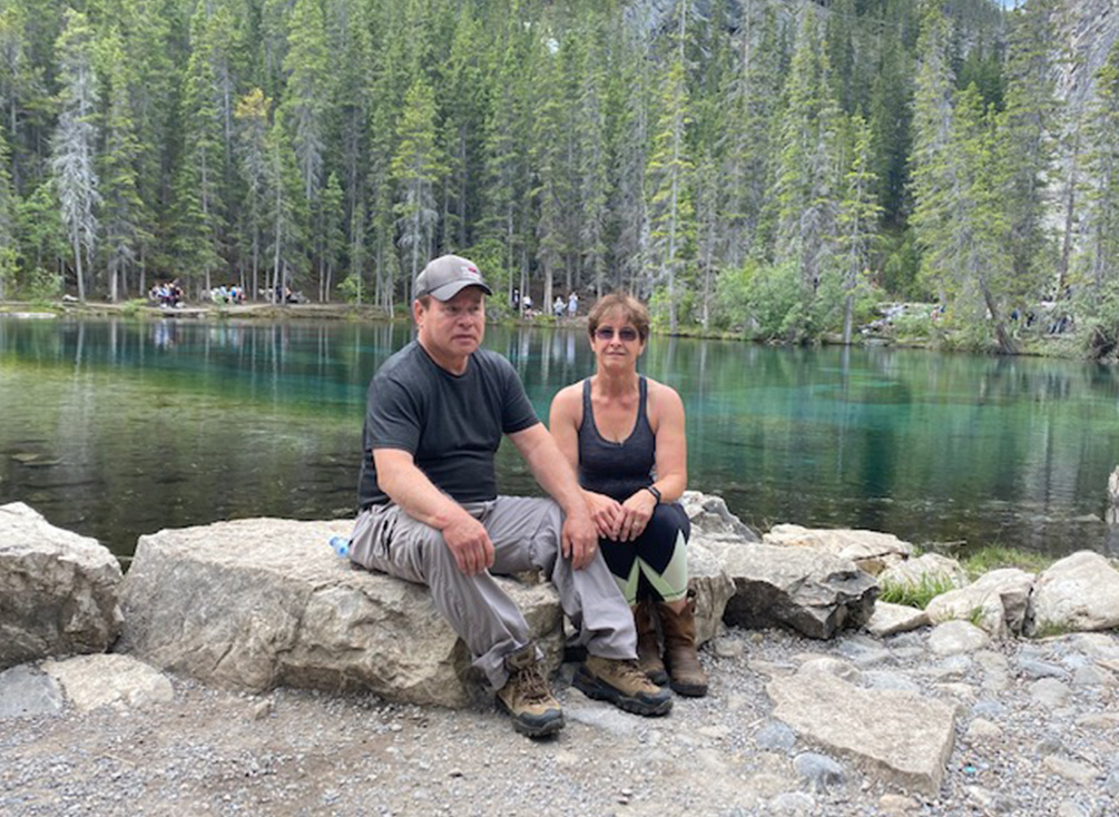 Darrell et sa femme, Shirley, assis près d’un ruisseau sur le sentier. 