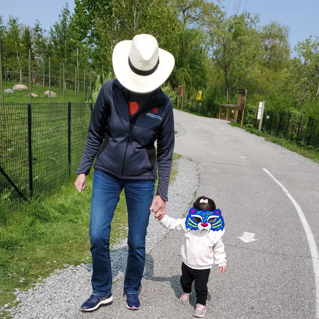 Donna marche avec sa petite-fille.
