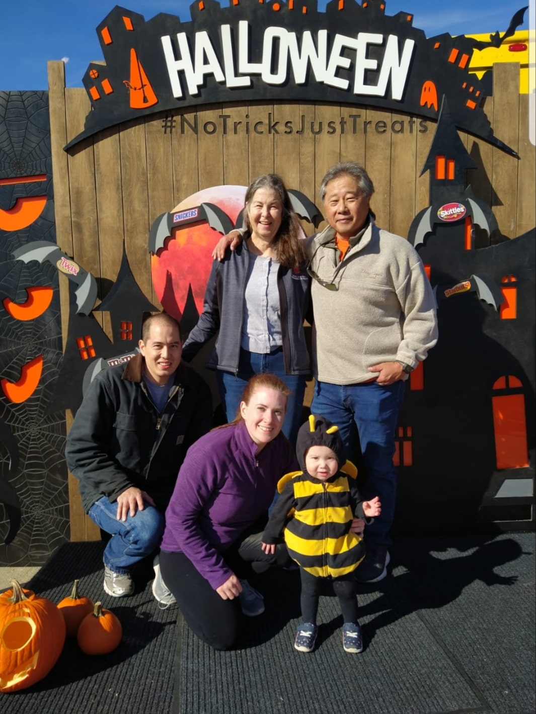 Donna et Barry avec leur famille grandissante. Derrière eux, on peut lire « Halloween : Pasdebêtisesjustedesfriandises »