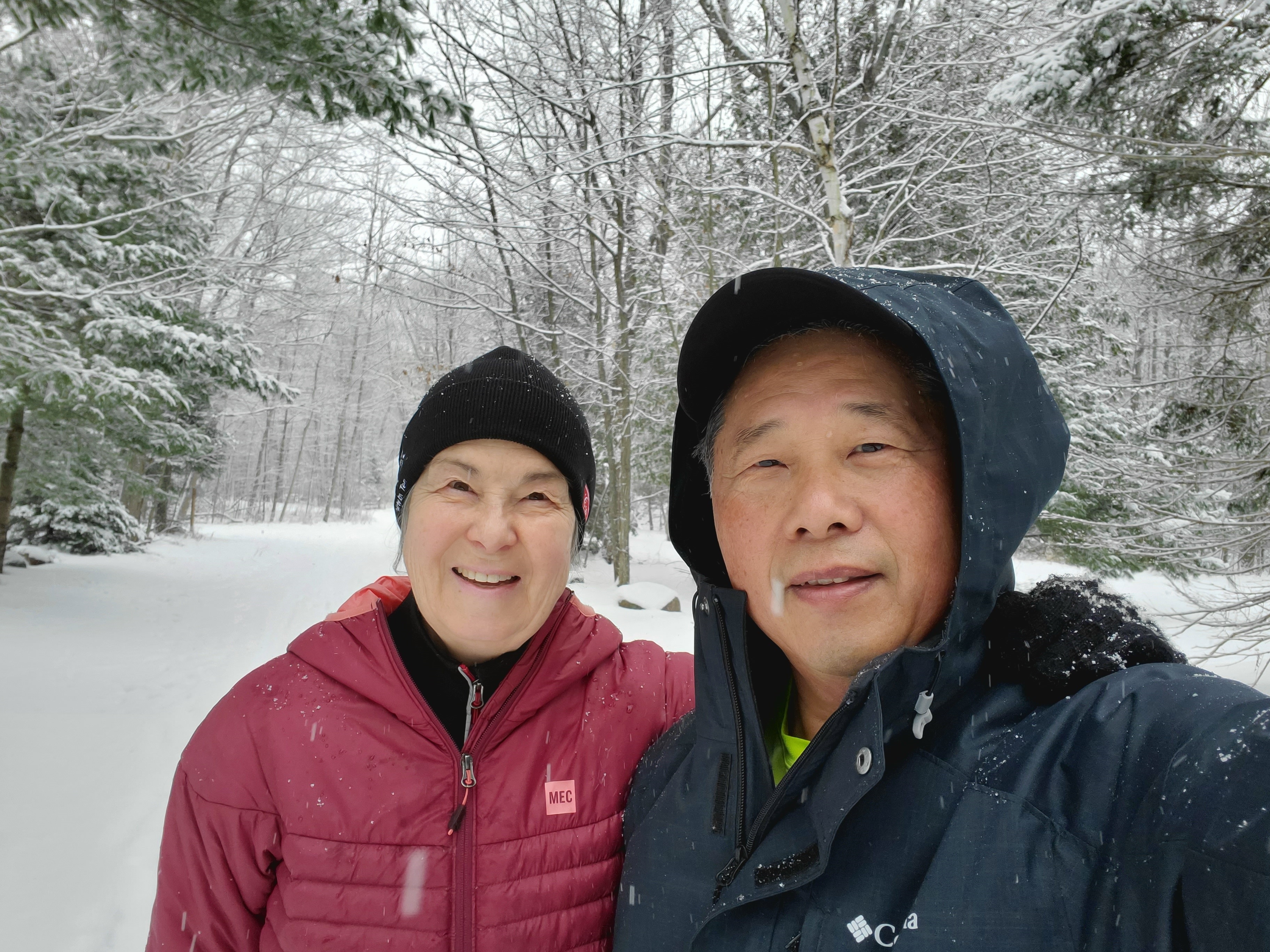 Donna et Barry en randonnée au parc provincial de Killarney, en hiver.
