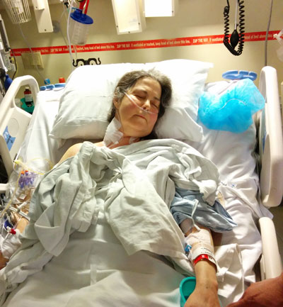 Donna Hart couchée dans un lit d'hôpital