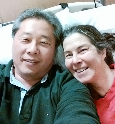  Barry et Donna prennent un selfie sur un lit d'hôpital