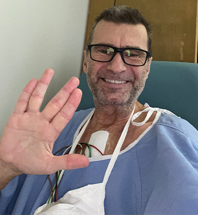 Le Docteur Doug Eyolfson en jaquette d’hôpital après son pontage.
