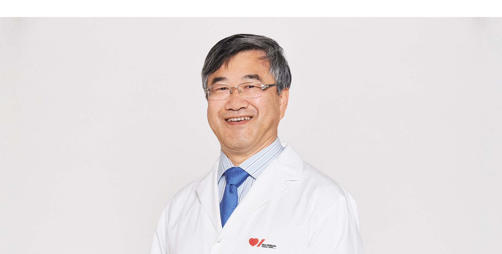 Le Docteur Ren-Ke Li portant une blouse de laboratoire de Cœur + AVC