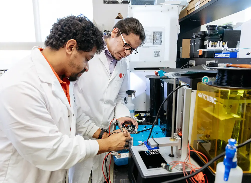 Emilio Alarcón en compagnie de son assistant de recherche, Maxime Comtois-Bona, dans leur laboratoire.