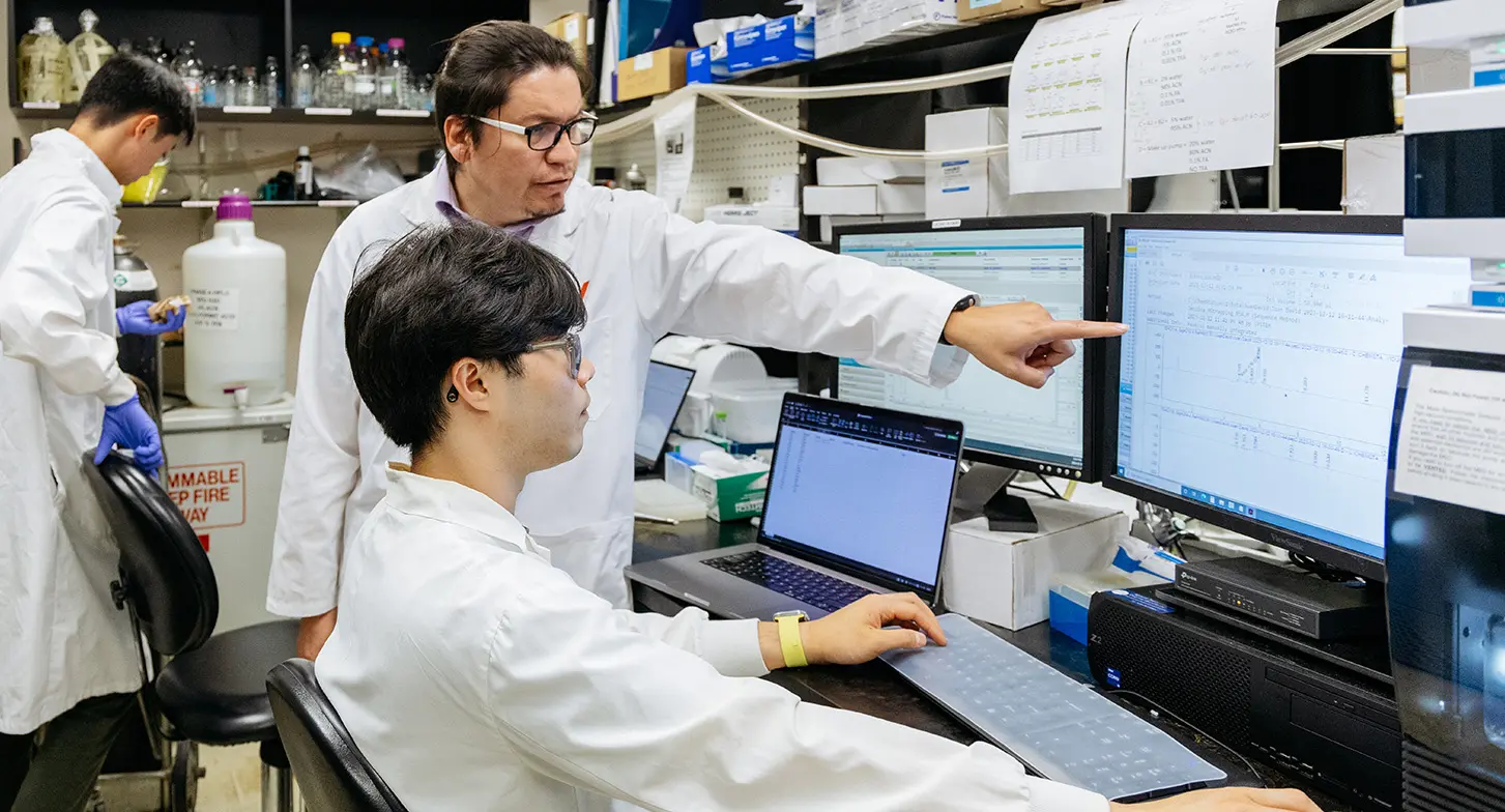 Emilio Alarcón en compagnie de ses assistants de recherche, Bryan Liu et Ryan Tu, dans leur laboratoire.