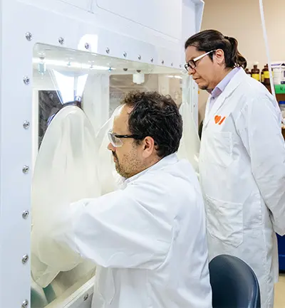 Emilio Alarcón en compagnie de son assistant de recherche, Marcelo Munoz, dans leur laboratoire.