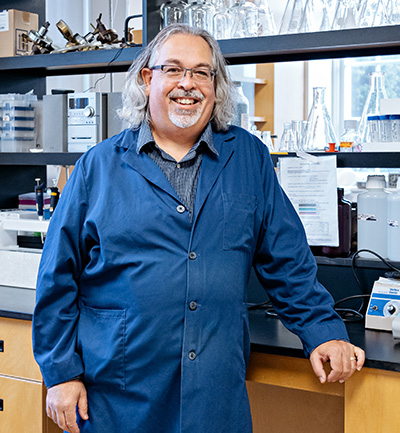 Glen Pyle souriant dans son laboratoire de recherche