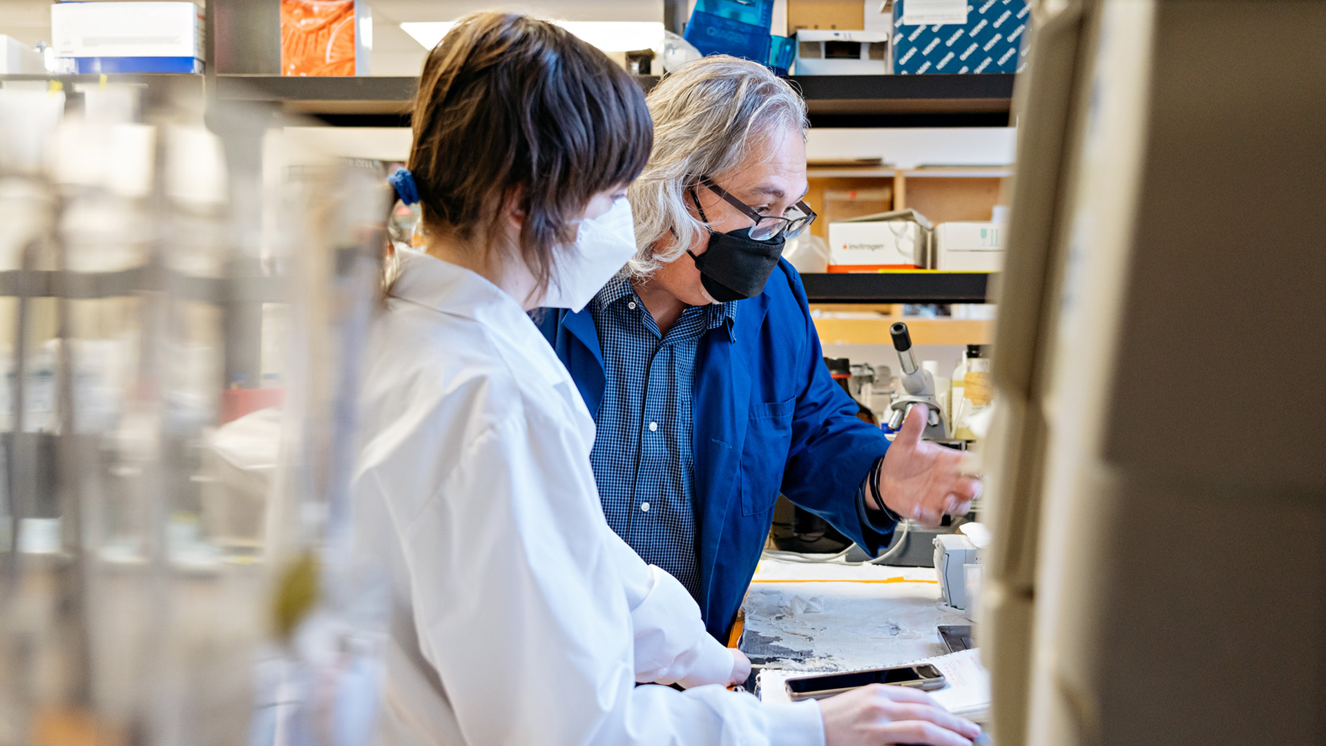 Glen Pyle s’adresse à une des membres de son équipe de recherche